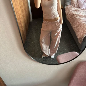 Rosa byxor, Zara - Rosa byxor från zara, liknande linnebyxor. Helt nya och supersnygga 😍😍 Säljer då dem tyvärr var för stora för mig😞 Storlek 38 och passar någon med storlek s/m beroende på hur man vill att dem ska sitta 🥰 Jag är 175 cm och har vanligtvis storlek s. Mått: Midja- 38 cm Innerben- 73 cm Ytterben/längd- 103