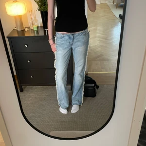 Ljusblå bootcut jeans från Weekday - Säljer ett par ljusblå bootcut jeans från Weekday, modell Nova Slim Bootcut Frayed Jeans. Supersnygga men tyvärr för stora på mig! Endast använda ca 3 gånger.
