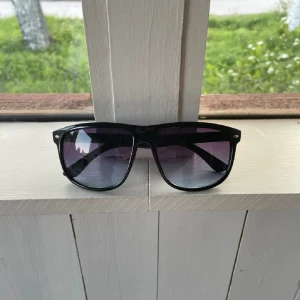 Rayban liknade solglasögon  - Säljer ett par feta solglasögon som är extremt lik Rayban boyfriend. Priset kan diskuteras! Helt nya!