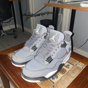 Jordan 4 Cool Grey - Säljer Jordans för att dom var för små. NY PRIS 3000KR!!!!!. Har använts bara 2 gånger och har bara några få defekter på insidan. Kommer med låda men inte original låda. Perfekta för streetwear och är väldigt stiliga. Priset går att förhandla.