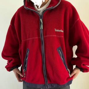 Vintage Timberland fleece  - Riktigt snygg vintage Timberland fleece! Väldigt unik och med en super nice, boxy passform :) Den är väldigt gammal så mindre defekter förekommer, någon fläck och även ett litet hål som man kan se på bilderna, dock ser det ut att kunna vara väldigt enkelt och laga då det sitter precis vid sömmen! Den är lite för stor för personen på bilden som egentligen är en xs och ca 165cm :)