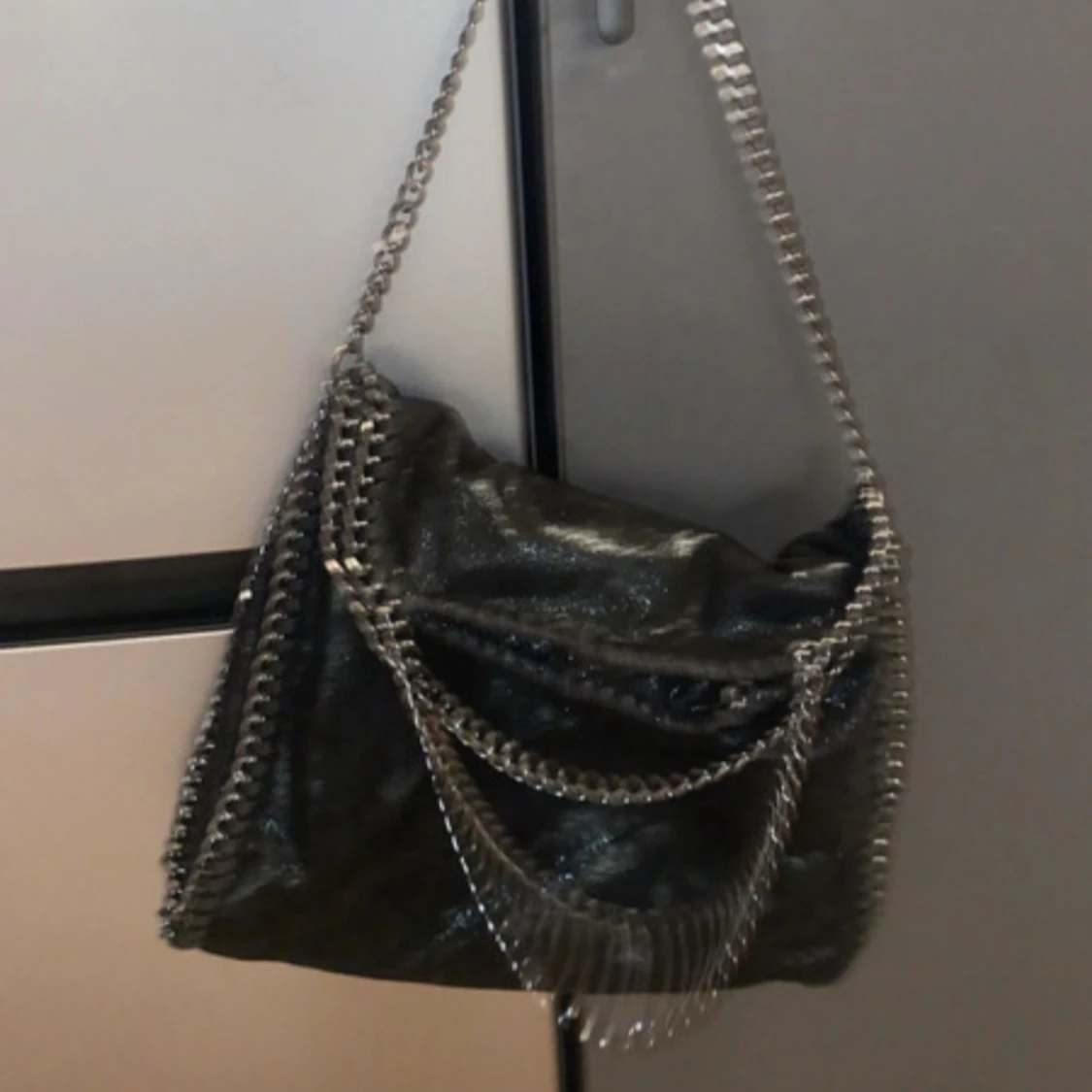 Svart axelväska med kedjedetaljer - 1