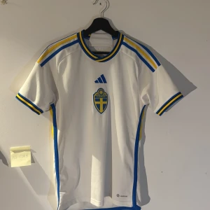 Svensk landslagströja i vitt - Svensk landslags tröja i nytt skick