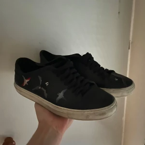 Axel arigato skor - Perfekta för dig som vill ha en unik detalj i vardagslooken.Ett par stilrena arigatos. Hör av er vid funderingar. Pris kan ändras vid snabb affär.