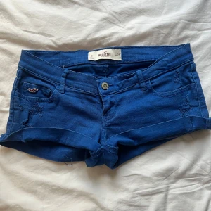 Blå lågmidja jeansshorts från Hollister - Snygga blå jeansshorts från Hollister med låg midja. Storlek w26!
