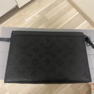 Svart märkes necessär  - Vid fler frågor skriv gärna