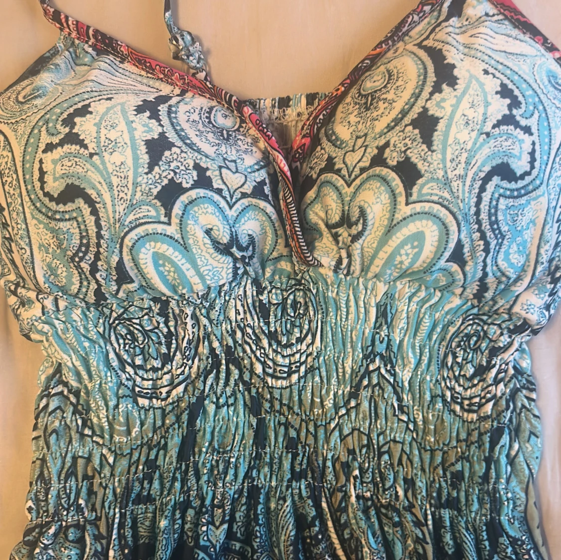 Färgglad mönstrad sommarklänning med smala axelband - 1