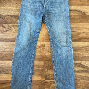 FILIPPA K straight leg jeans storlek:33 - Ett par Filippa K jeans som jag köpte ca 2 år sen. Dom är försiktigt använda men har några få skador: snusdosaring på bakfickan, hål i höger framficka, några fläckar fram vänster ben. (Skriv privat för tydliga bilder) Jag är ungefär 188cm och storleken passar bra. 