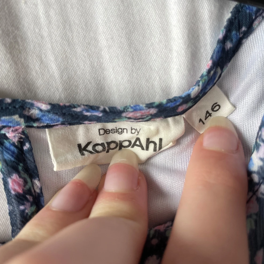 Blommig blå klänning med volangärmar - 4