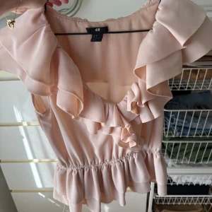 Populär hm topp - Super fin, tillbehöande band följer med som kan kan knyta ifall man vill. Rosa/beige storlek 38 (M) pris kan diskuteras lite 