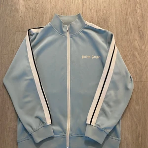 Palm angels zip ljusblå M - Säljer denna eftersom den passar inte mig, användes fåtal gånger, pris kan även diskuteras!