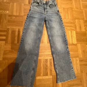 Blå wide leg jeans från Gina Tricot - Säljer ett par blå jeans från Gina Tricot i storlek 152. Jeansen används aldrig men är i jättefint skick! Pris kan diskuteras❣️