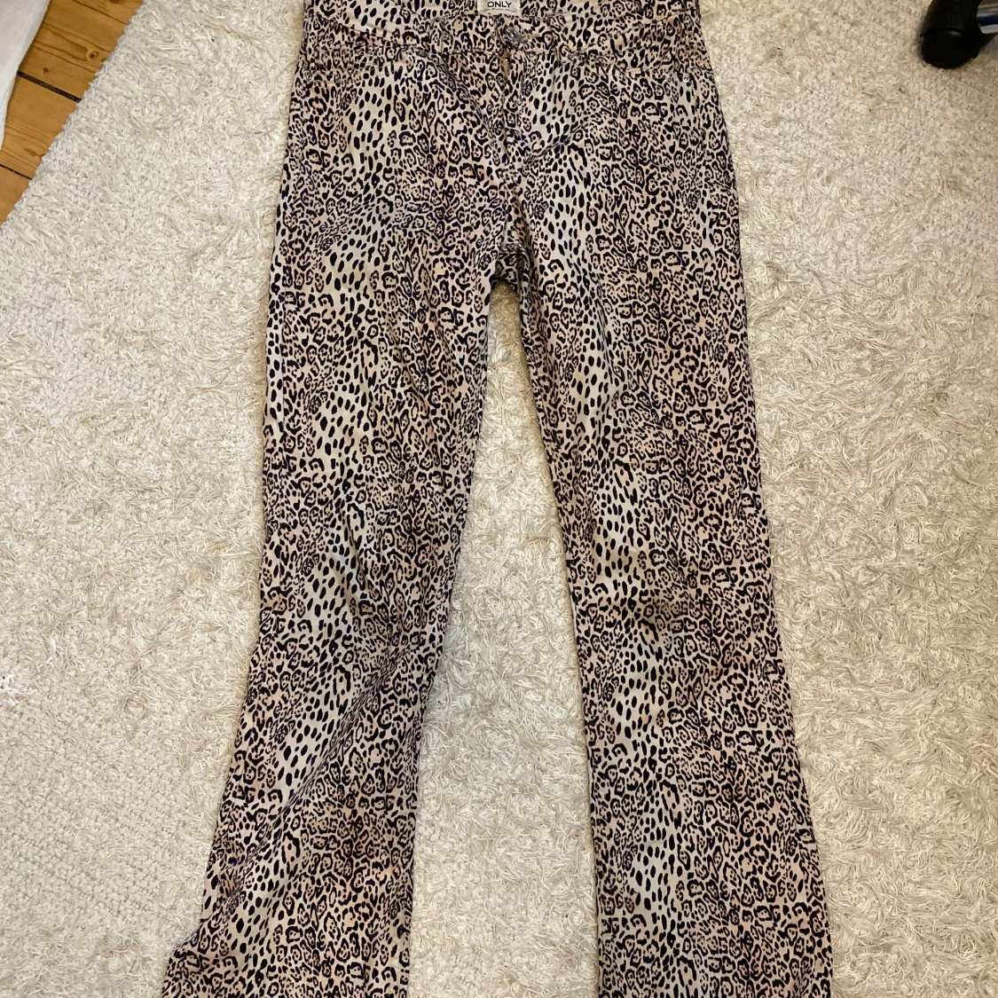 Leopardmönstrade byxor från ONLY - 2