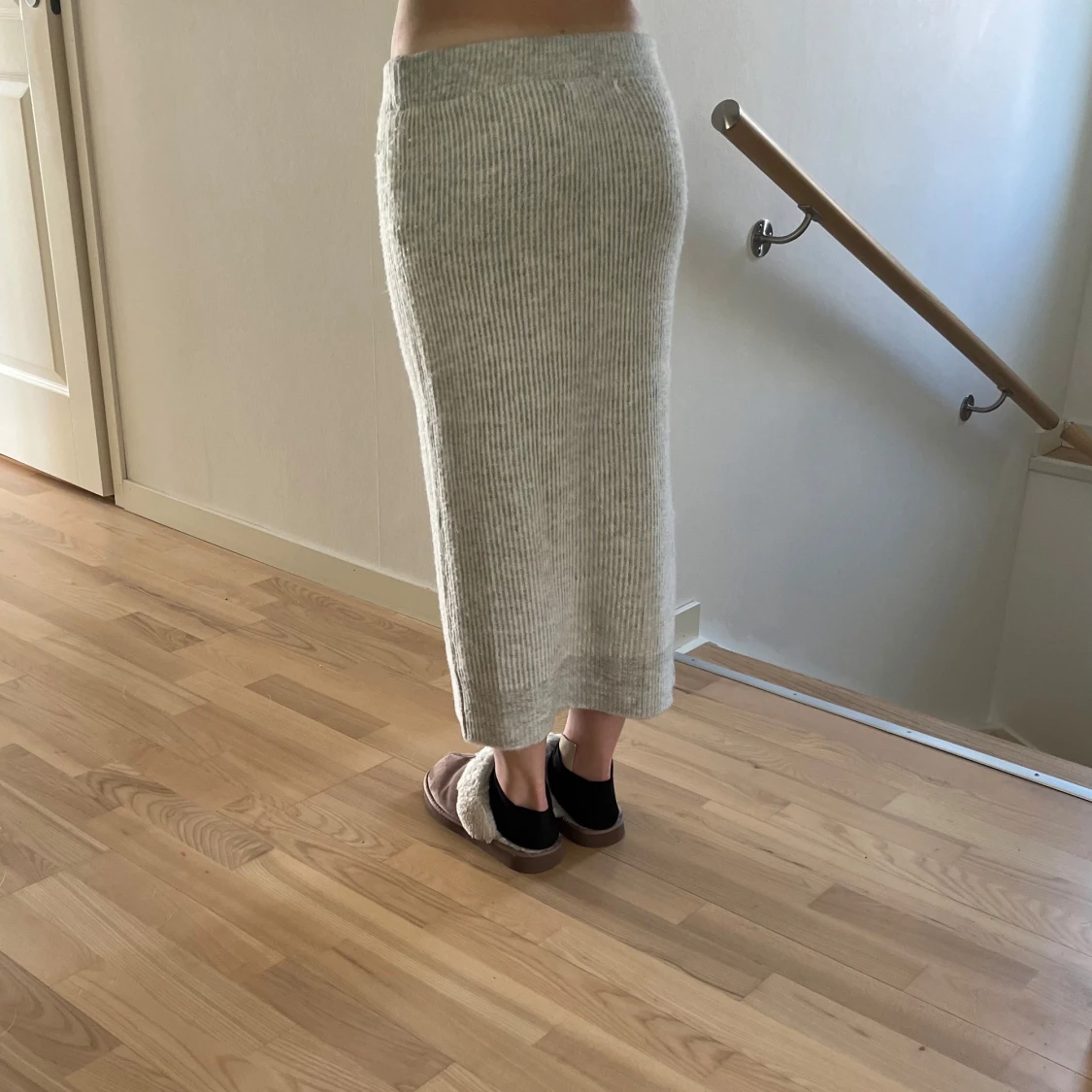 Ljusgrå stickad långkjol