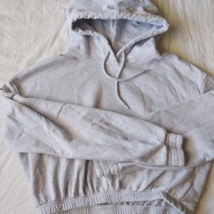 Hoodie - Från H&M i storlek S Mycket bra skick, fortfarande skön invändigt. Hel och ren