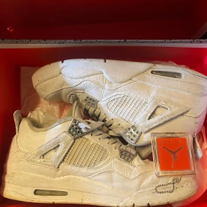Nike Air Jordan 4 pure money - Säljer ett par Nike Air Jordan 4 pure money. Skorna är helvita med detaljer i grått och har klassisk meshpanel, snörning och Jumpman-logga på plösen. Kommer i originalkartong med tag. 5/10 condition