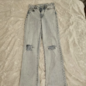 Ljusblåa högmidjade jeans med hål - Ljusblåa jeans från BikBok. Säljer då de ej kommer till användning längre. Är 161 och de passar på mig väldigt bra🌸