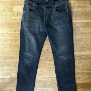 Neuw jeans slim fit - Säljer ett par svarta jeans i jättebra skick från märket NEUW med passform slim fit storlek 34-34, använda ett fåtal gånger och säljer pga fel storlek. Kostar 1500 nya men säljer nu för 600 