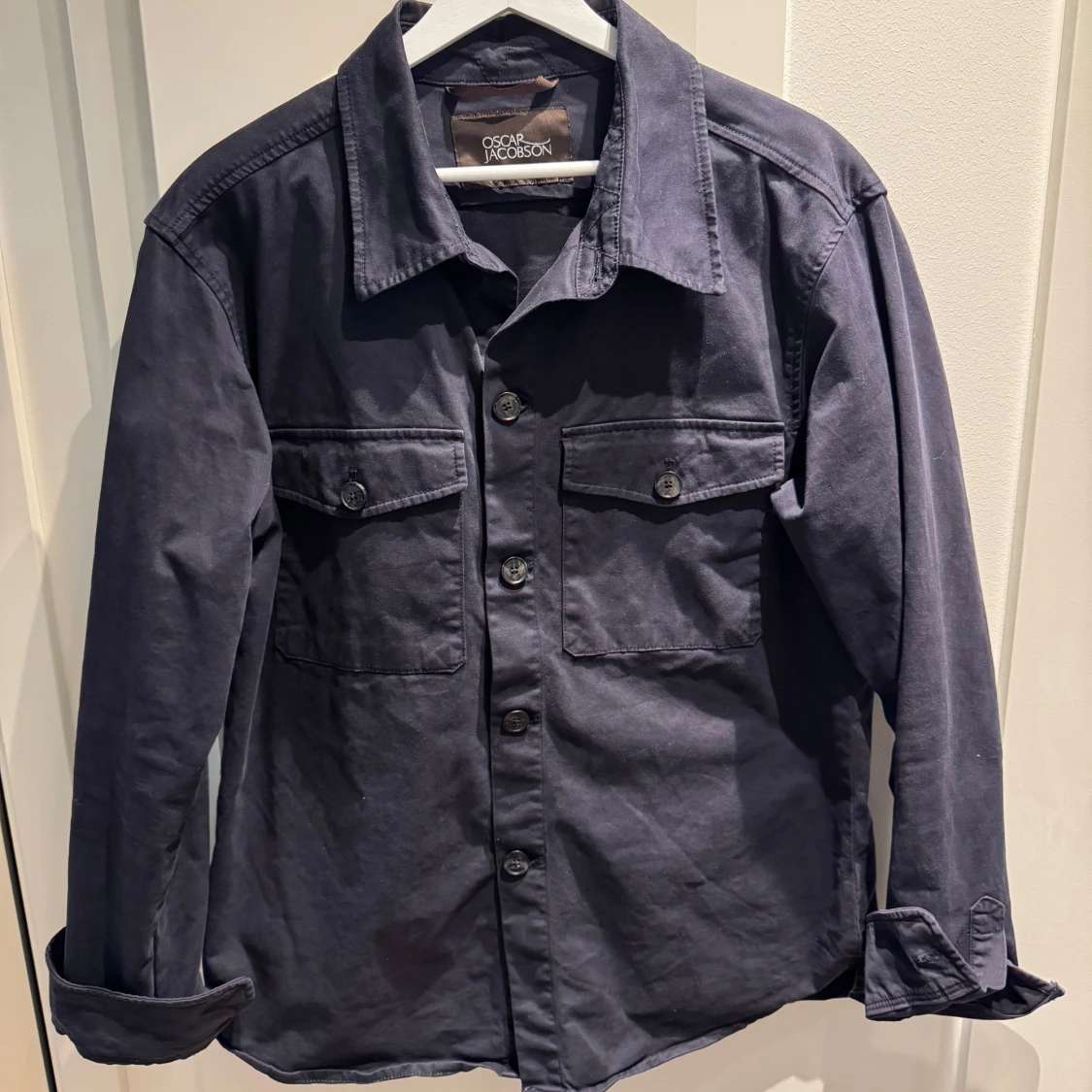 Mörkblå overshirt från Oscar Jacobson