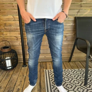 Nudie Jeans grim tim  - Säljer dessa Nudie Jeans Grim tim i storleken 31/34, dom är slim fit och sjukt sköna att bära. Modellen är ca 187 cm och väger 73 kg. Hör av er vid intresse! Dom är knappt använda
