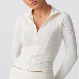 Vit croppad zip-jacka - Säljer en stilren vit croppad jacka med dragkedja framtill. Jackan har lång ärm och en tight passform som framhäver figuren. Perfekt att slänga på sig över träningskläder eller till vardagslooken. Jag säljer denna för att den har blivit för liten💗💗 priset kan diskuteras