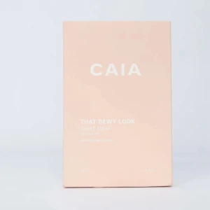 CAIA That Dewy Look Sheet Mask - En förpackning med CAIA That Dewy Look Sheet Mask som ger huden en återfuktad och fräsch lyster. Masken kommer i en ljusrosa kartong och är perfekt för dig som vill ha glow och extra fukt. Enkel att använda och passar alla hudtyper.