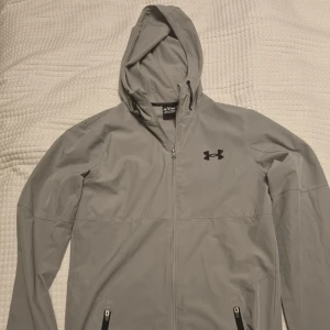 Jacka från Under Armour  - Grå jacka från Under Armour.  Inga byten. Fast pris på 500 kr.