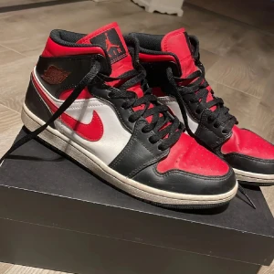 Nike Air Jordans i rött, svart och vitt - Hej, säljer då mina jordans i storlek 42 för dom är för små och står bara och inte används. Jag köpte dom för 2.200kr. Jag köpte dom från sneakershyllan i Göteborg 22 januari 2023, användes fram till maj 2023 då jag köpte nya skor och växte ur dessa. Dom är i väldigt fint skick och är väldigt fräscha. Finns i Alingsås. 