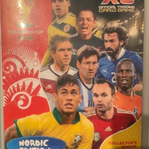 FIFA World Cup 2014 Official Trading Card Game Collector's Binder - Samlarpärm med officiella trading cards från FIFA World Cup 2014. Perfekt för fotbollsälskare har ca 120 samlarkort varav några är Limited edition priset är från 10kr styck till 50kr styck eller hela pärmen till ett bra pris för er som vill samla på spelarkort från världens största turnering. Innehåller kort med kända spelare och lag från mästerskapet finns lika mycket bilder till om nån är intresserad