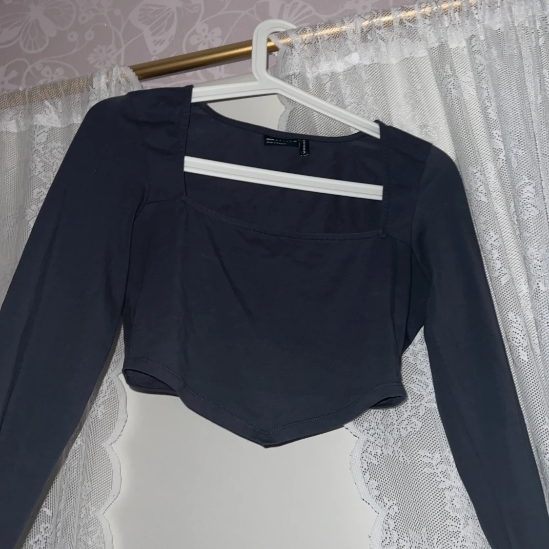 Svart croppad topp med lång ärm - 1