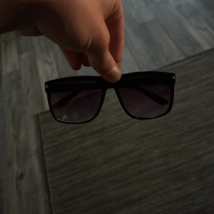 Svarta solglasögon väldigt lika rayban boyfriend  - Stilrena svarta solglasögon med bred, fyrkantig båge och mörka glas. Perfekta för dig som gillar en klassisk och trendig look. Passar de flesta ansiktsformer och är lätta att matcha med olika outfits. 2 för 160 💥