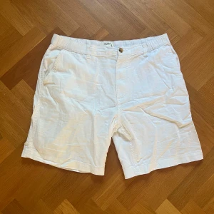 Linen shorts - Linne shorts från pull & bear, har dragsko och knapp