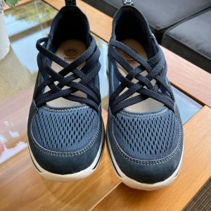 Blå sneakersliknande ballerina  - Snygga blå sneakers från Earth Spirit med vit sula och blå korslagda band. Storlek 39. Oanvända.