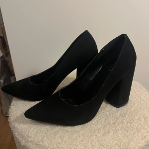 Klackskor - Fina snygga klackskor men bred stadig klack. 