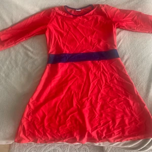 Blå vida byxor från Modestkini - Säljer ett par burkini/ badkläder från Modestkini. Köpt på Tahara butiken i Malmö. För 450kr. Byxorna har resår i midjan. Byxorna har använts 1 gång. Överdelen är aldrig använd. Stl S. eller till tongång. Kan postas via Plick eller hämtas i Malmö.