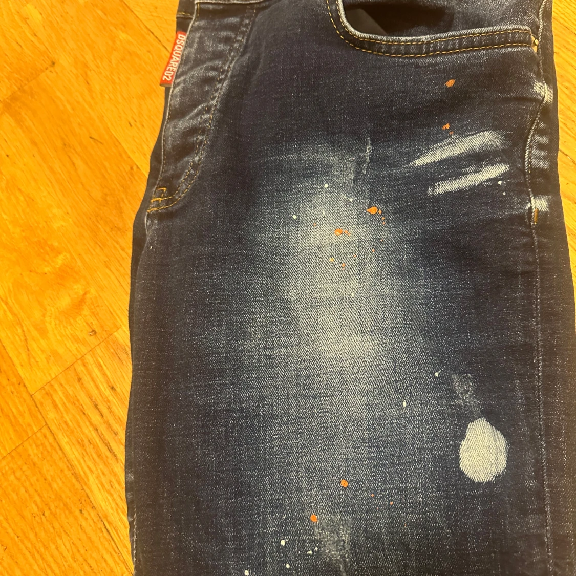 Mörkblå jeans med slitningar och färgstänk - 1