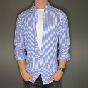 Ralph lauren linnen skjorta - Hej säljer nu min fina Ralph lauren skjorta ”linnen” i storlek M. Den är i nyskick och kommer vara otroligt snygg nu i vår och framåt sommaren. Nypris cirka 2200kr! Vi kommer att sälja liknande produkter nu i vår och närmare sommar så glöm inte följa profilen!🌊🍾