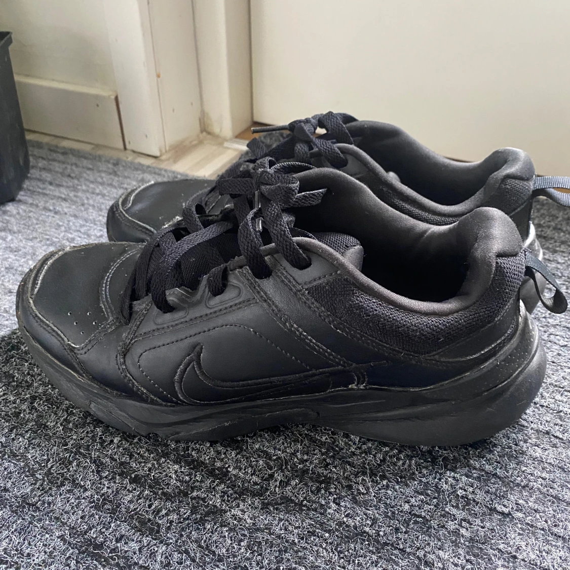 Svarta Nike sneakers med snörning