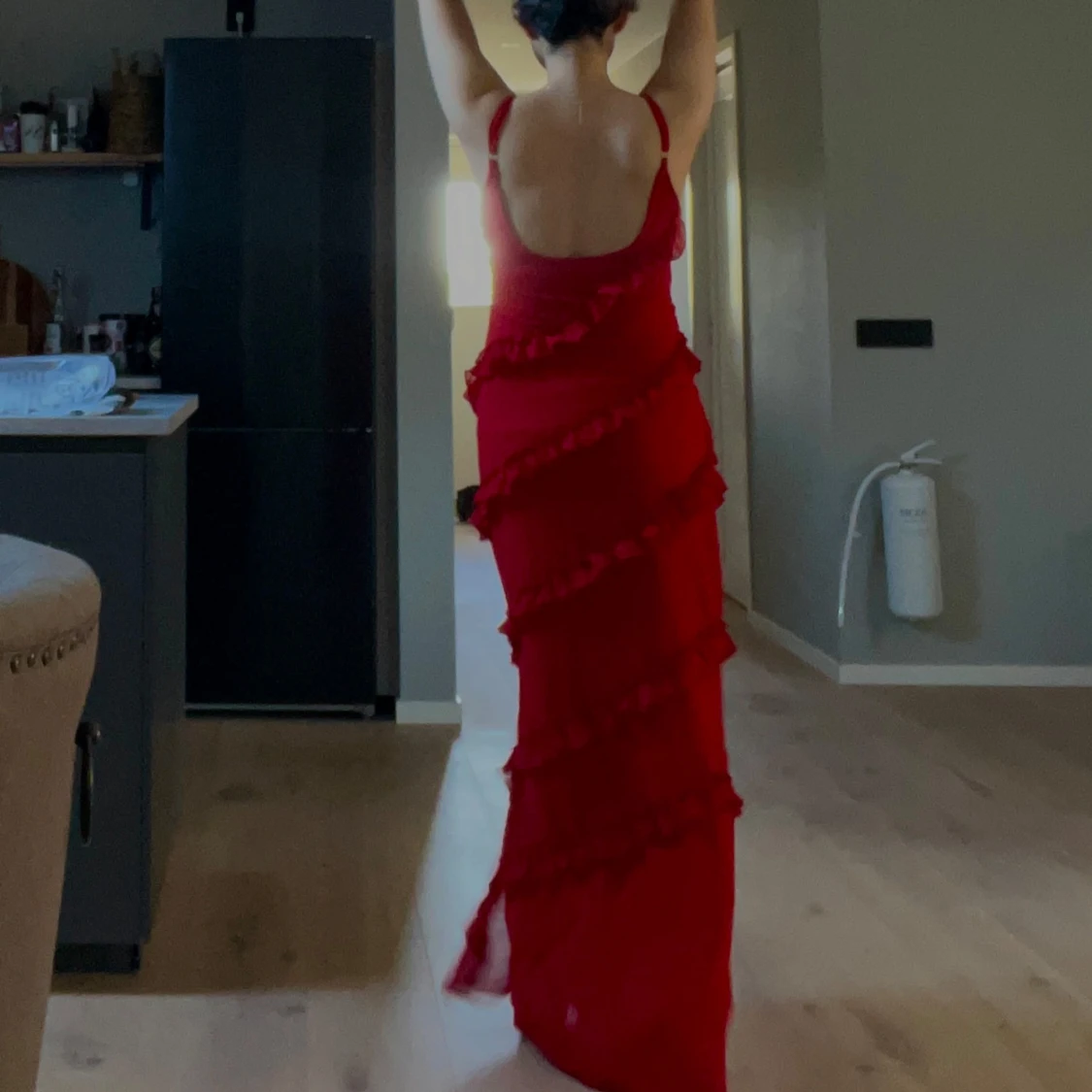 Röd långklänning med volanger - 1