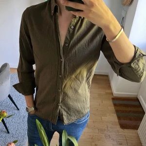 Oscar Jacobson linneskjorta - Linneskjorta från Oscar Jacobson i riktigt snygg mörkgrön färg.                                                                                       Perfekt skick men kan behöva strykas🙌         Köpt på Volt i PK-huset