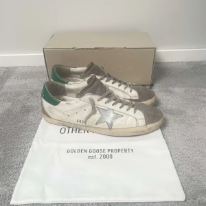 Golden Goose - Säljer ett par snygga Golden Goose superstars. Skorna är i bra skick och perfekta till sommaren!  Box, dustbag och golden goose passport finns självklart med!😉