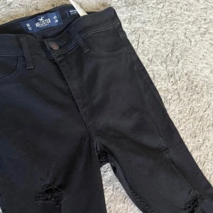 Jeans - Höga stuprörsjeans. Storlek W27 L28, 5R och passar mig som är 170cm.