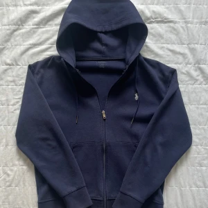 Ralph Lauren hoodie - Säljer min mörkblåa hoodie från Ralph Lauren! | Bedöm skick enligt bilder. | Storlek S. | Släng iväg en signal vid funderingar så svarar jag snabbt. |