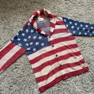 Denim and supply kofta - Säljer denna unika Denim + Supply usa stickade cardiganen!⭐️SKICK : 9,5/10!🤝Storlek L men passar också M!👍Hör gärna av er om ni har funderingar!🙌