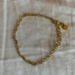 Armband - Supergullig enkel armbandskedja. Om du vill kan du sätta något på den. Kan skickas för 18 kr 💛