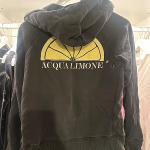 Svart hoodie från Acqua Limone - Svart hoodie med dragkedja från Acqua Limone. Bra skick men något urtvättad!😊
