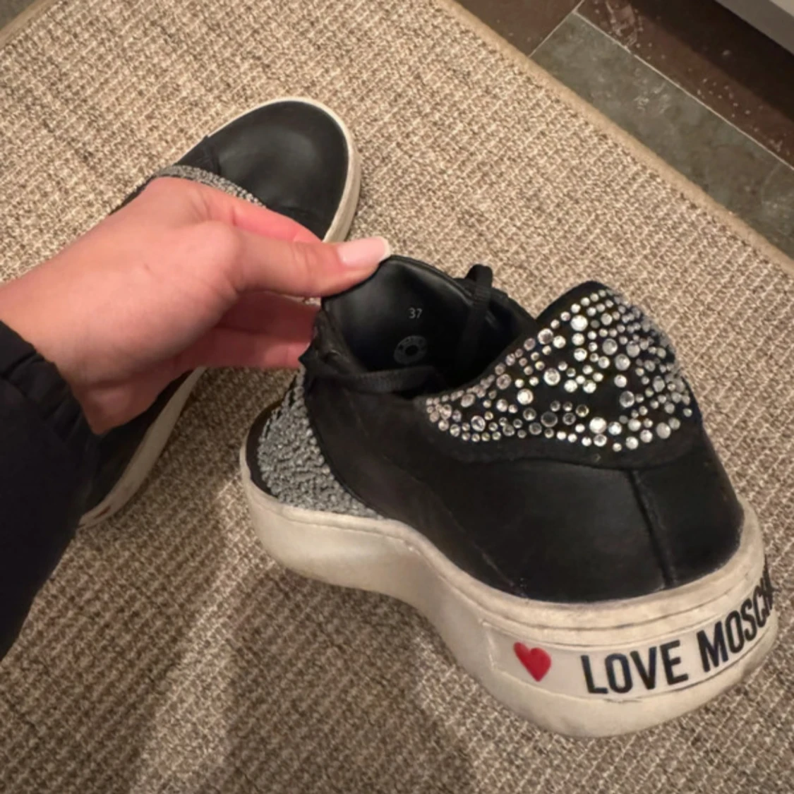 Love Moschino sneakers med strass och text - 2