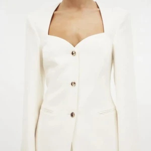 Vit na-kd blazer  - Helt nytt ej använt bara provat en gäng. Ny med prislapp. Kostar nytt för 799 kr däljer dek för 600 kr. Vi kan diskutera om pris. Skickar direkt varak samma dag du betalar. Är superfin att ta pả för studenten med vita kostymbyxor.