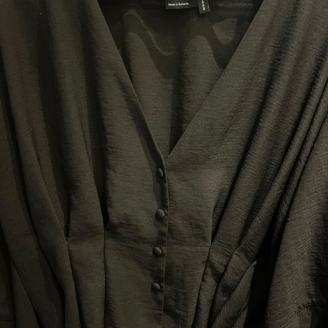 Söt Svart blus med knappar och v-ringning💕 - 2