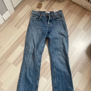Raka Zara jeans - Raka jeans från Zara köpta på sellpy som inte passade!